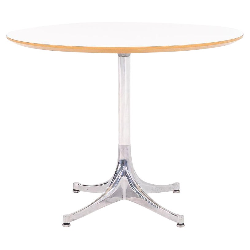 C. Años 2000 George Nelson para Herman Miller Mesa auxiliar de pedestal de laminado blanco 28
