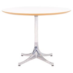 C. Años 2000 George Nelson para Herman Miller Mesa auxiliar de pedestal de laminado blanco 28