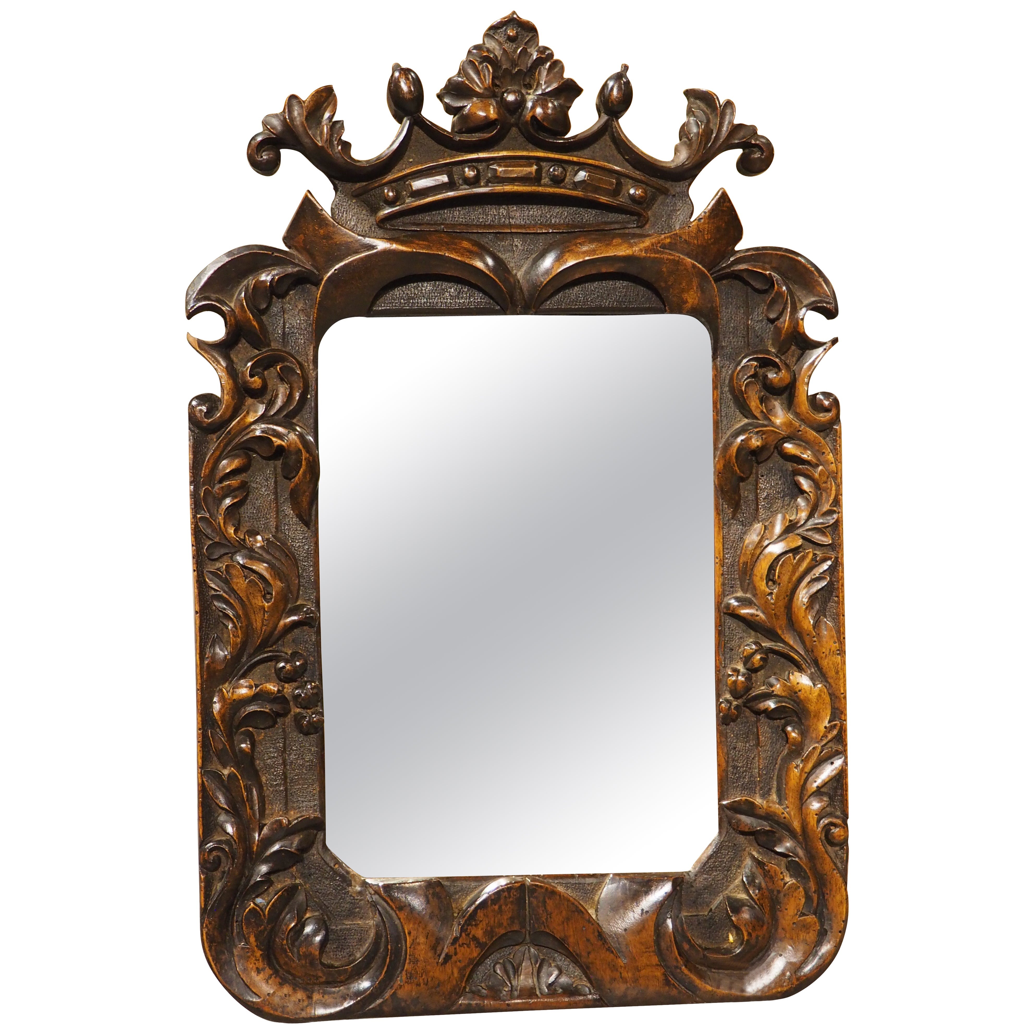 Antique Mirror francese in legno di noce intagliato con corona stilizzata e decorazioni a fogliame, C.C. 1870