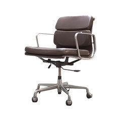 Chaise de bureau Eames EA 435 en cuir noir à rembourrage souple, dossier bas par  ICF