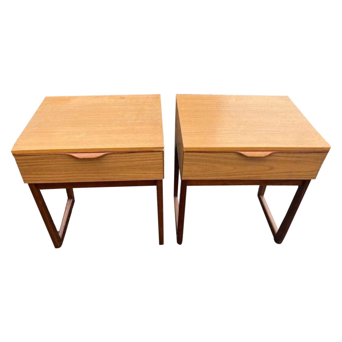 Pareja de mesillas de noche de madera de teca, Reino Unido, 1960