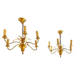 Pareja de candelabros neoclásicos de latón de seis luces de Maison Charles, Francia 1960.