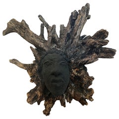 Escultura de Raíz Orgánica con Cara de Roca de Lava Fundida
