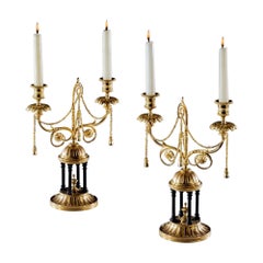 Un fino par de candelabros de templo de bronce y ormolu