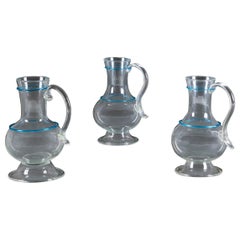 Groupe de trois vases ou pichets en verre de Murano, avec décoration bleue