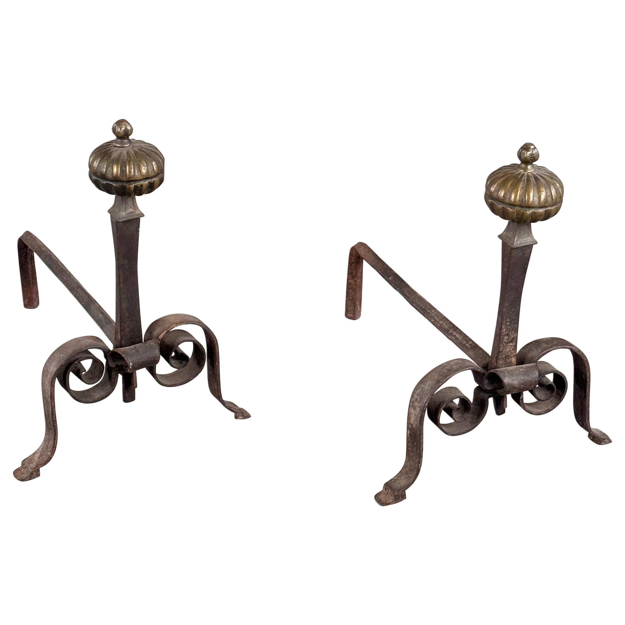 Morillos de hierro forjado del siglo XVIII con diseño acanalado y remates de bronce, Italia en venta
