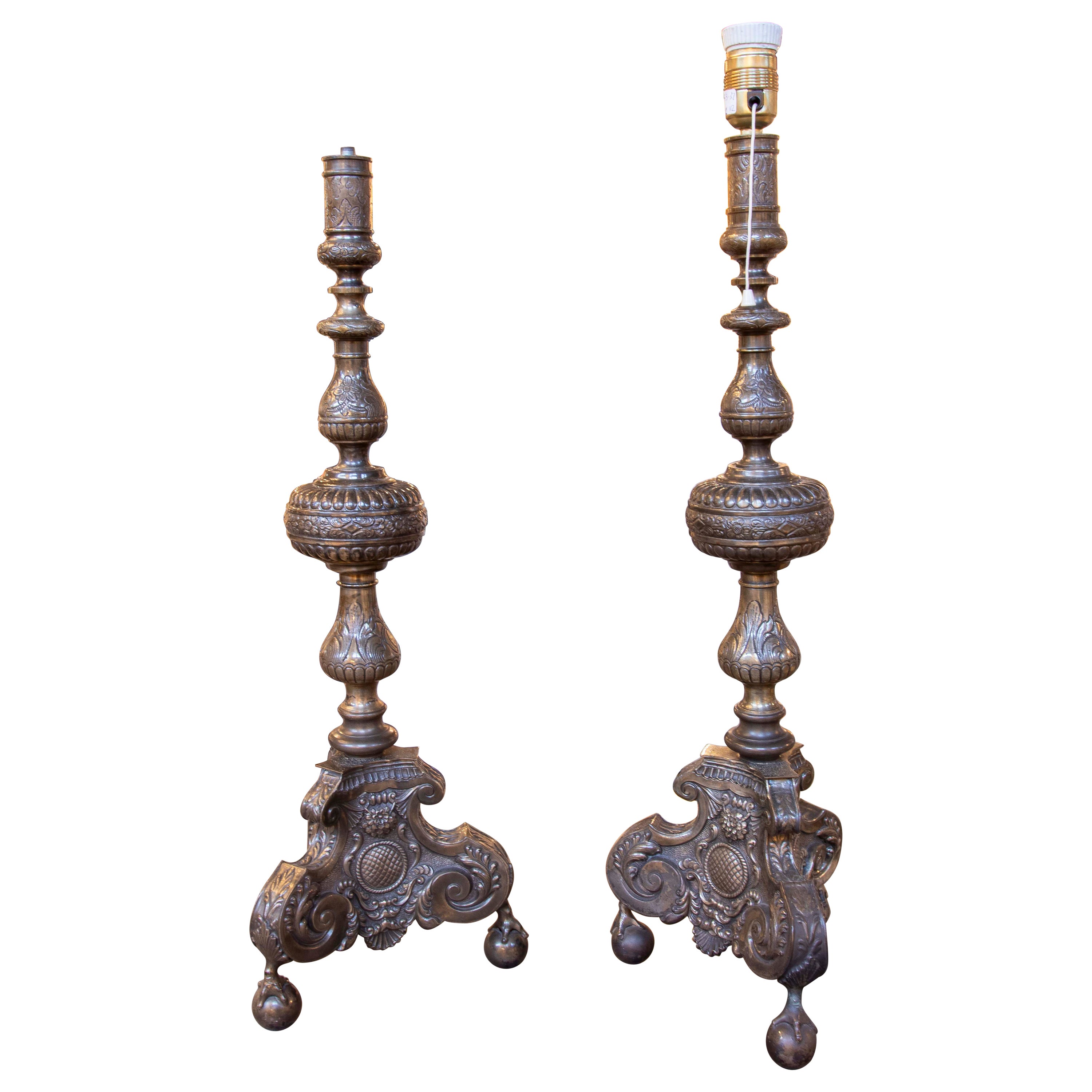 Pareja de candeleros de metal plateado de los años 50 con trabajo en relieve y patas en forma de garra en venta