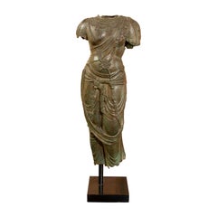 Scultura in bronzo di donna in costume orientale su base in legno