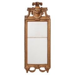 Un espejo Gustaviano de madera dorada de J. Åklerblad y A. Öberg