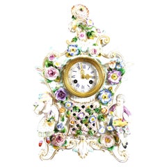 Reloj de chimenea figurativo de porcelana francesa