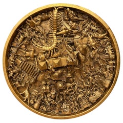 J. Scultura da parete giocattolo d'oro firmata Santamarina