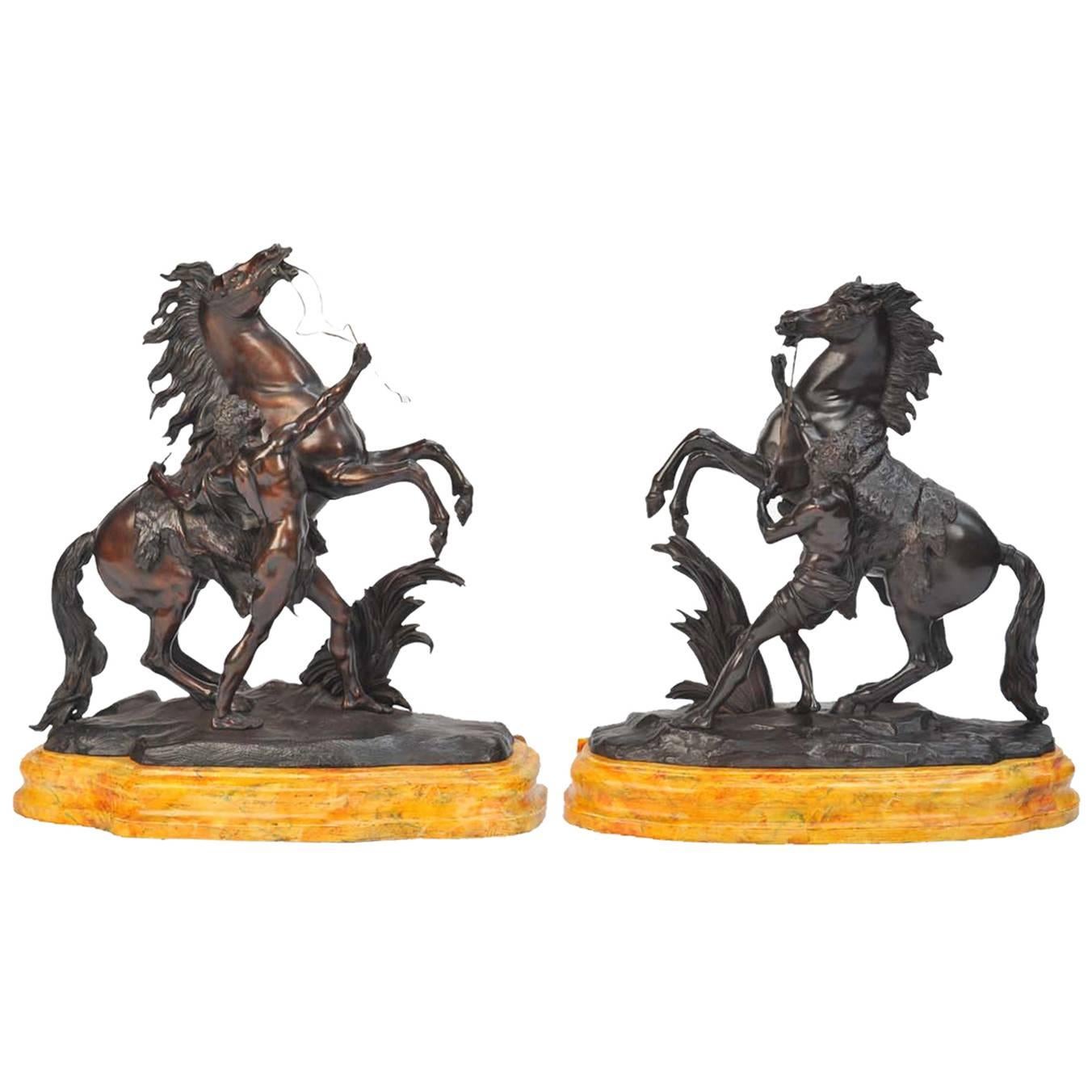 Paire de grands chevaux marley en bronze du 19ème siècle sur pied