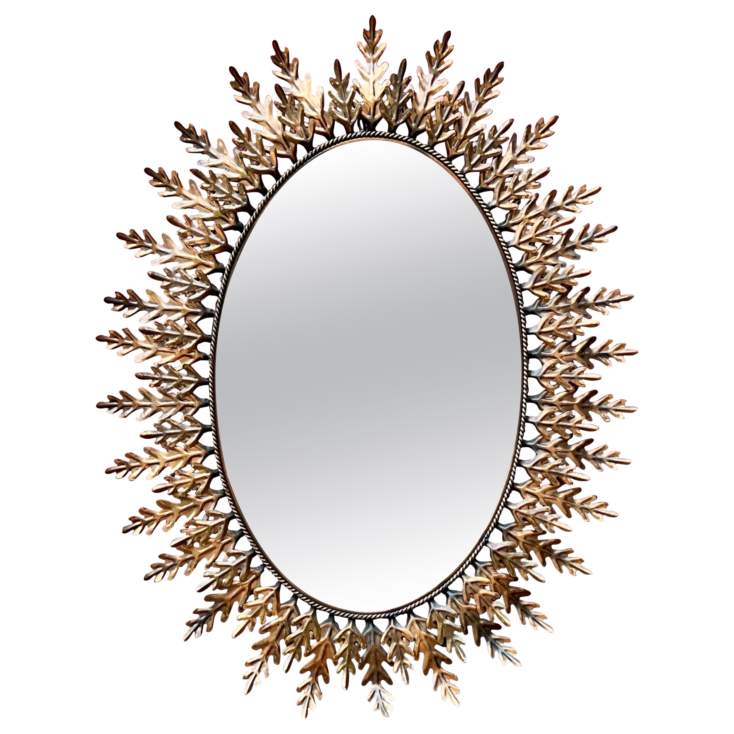 Gran espejo ovalado español de metal dorado de los años 50 Sunburst