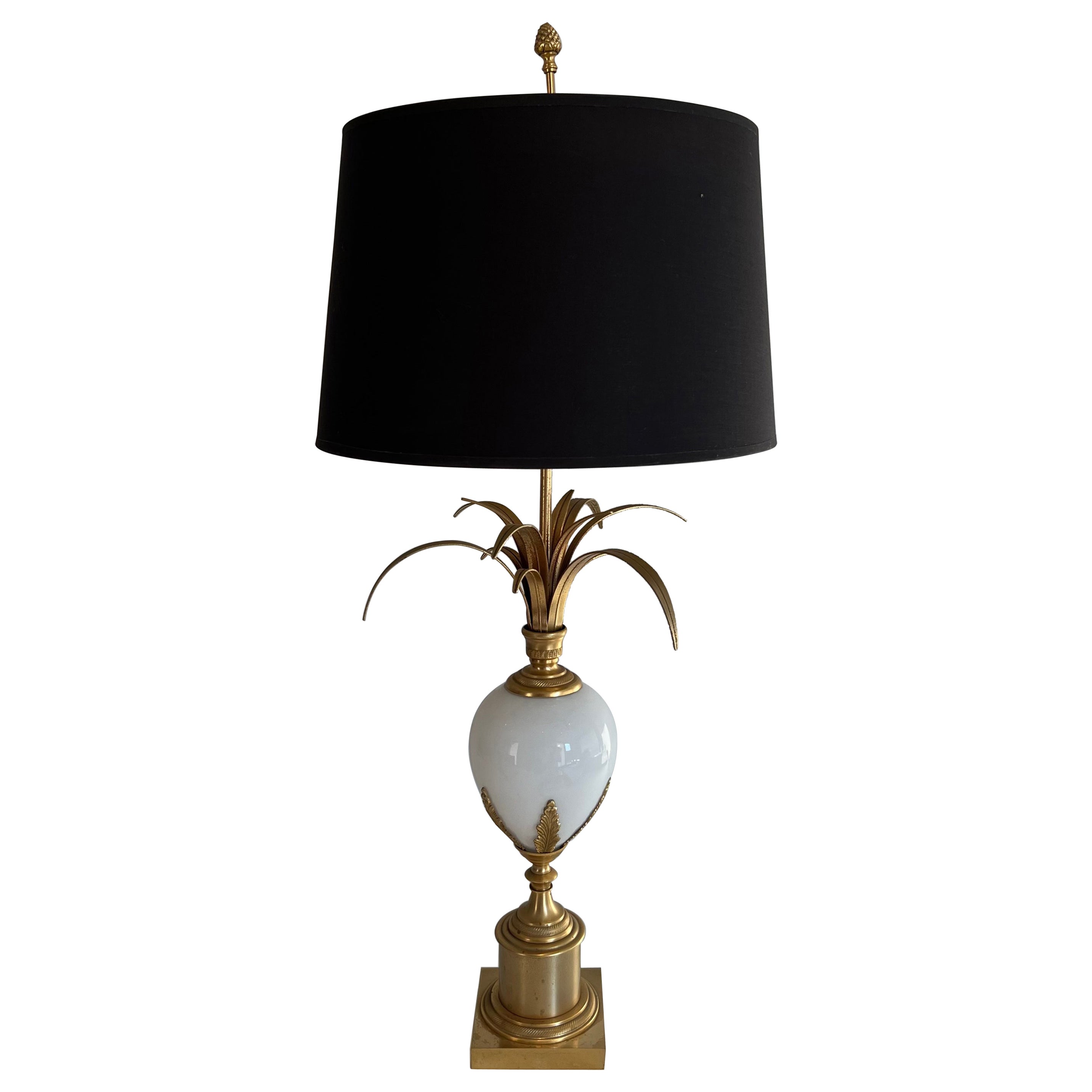 Lampada da tavolo a uovo di struzzo in nichel dorato e opalina bianca nello stile di Maison Charles