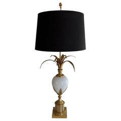 Lampada da tavolo a uovo di struzzo in nichel dorato e opalina bianca nello stile di Maison Charles