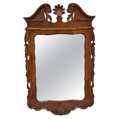 Vieux miroir mural de style Chippendale en acajou sculpté en forme d'arc brisé