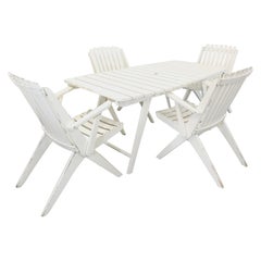 Salon de jardin vintage composé d’une table et de 4 fauteuils en bois blanc