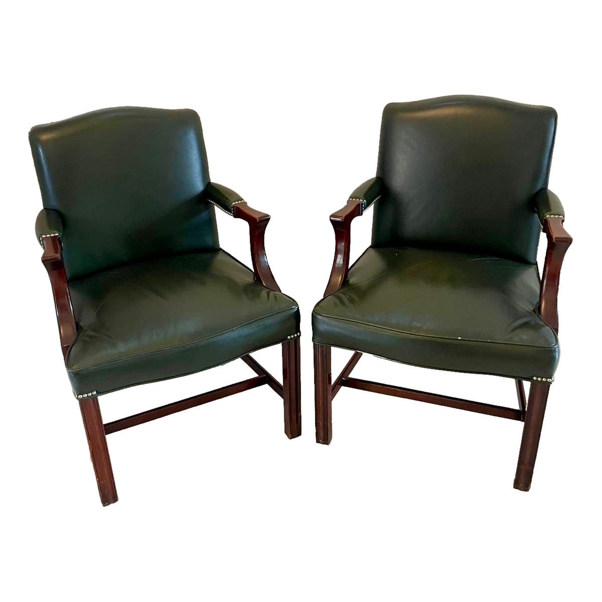 Pareja de sillas de escritorio de cuero y caoba de calidad antigua