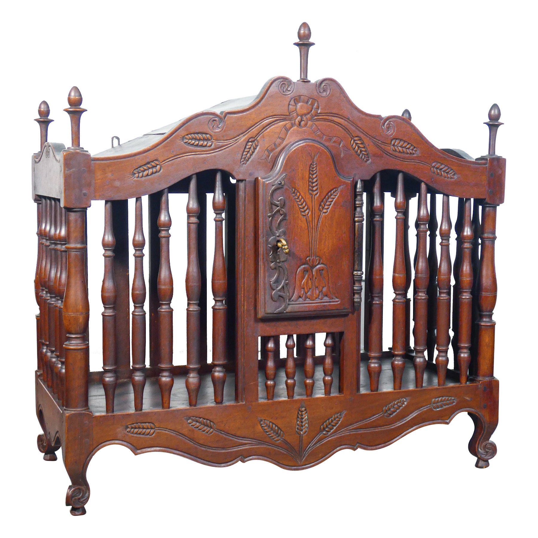 Panetière ancienne, armoire à pain, en bois de noyer. France, 19e siècle