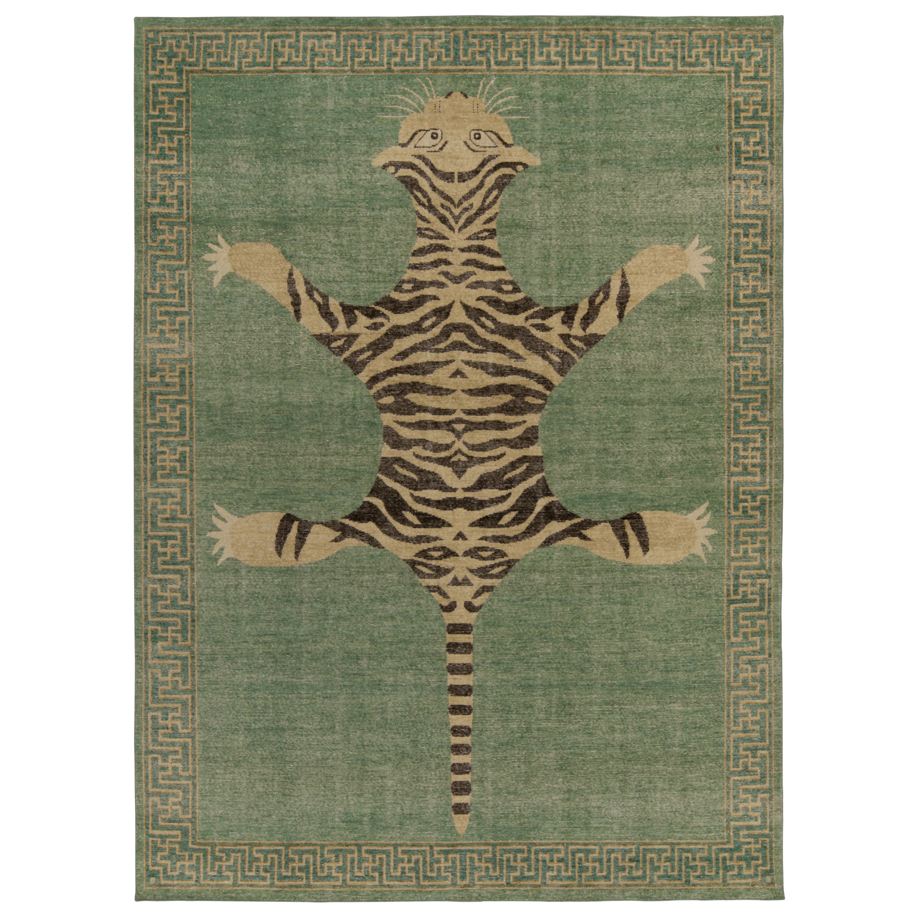 Rug & Kilim è un tappeto in stile pelle di tigre consumata in verde, beige e nero.