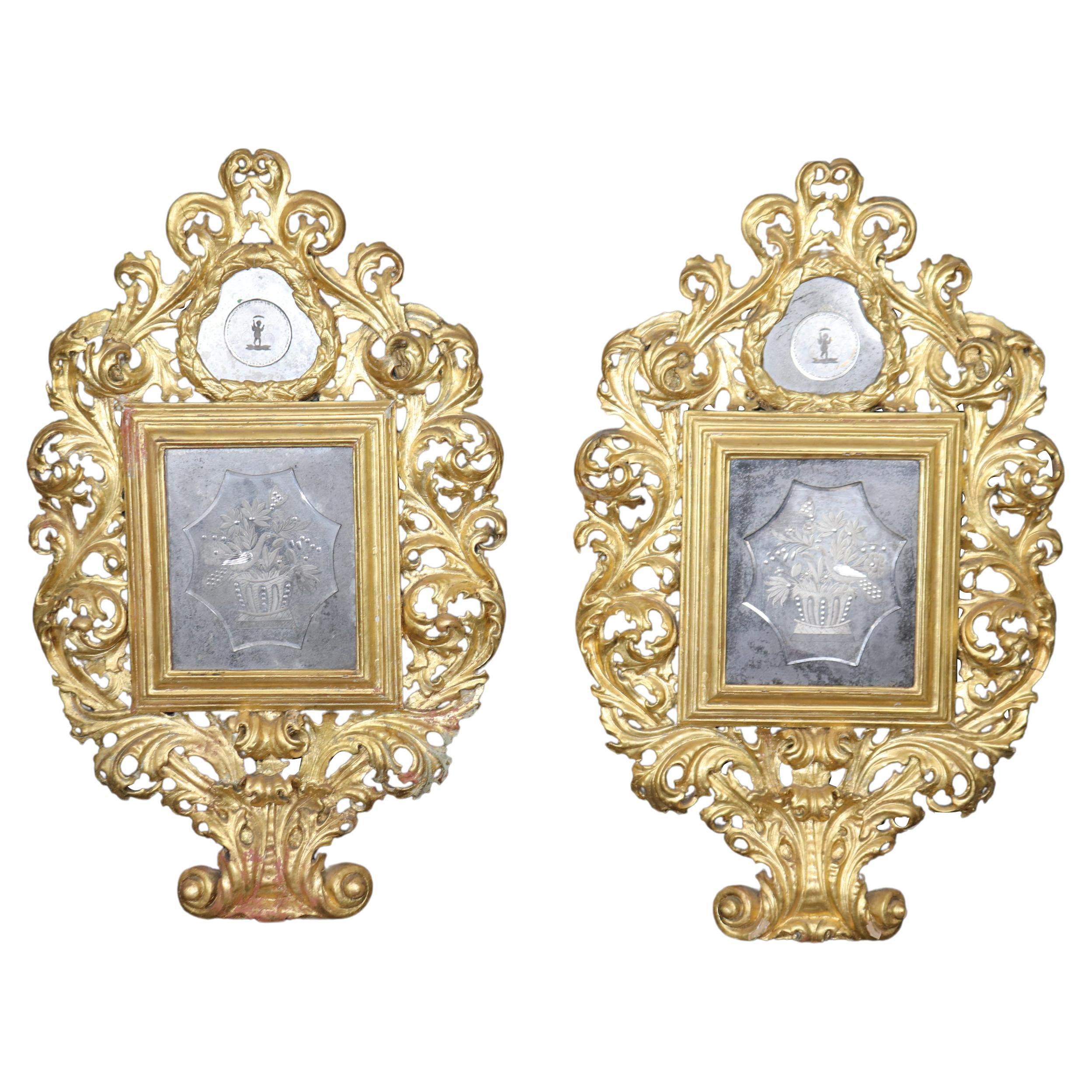 Gran pareja de espejos rococó dorados florentinos italianos con paneles de espejo grabados en venta