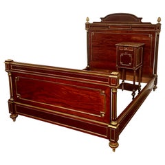 Letto e comodino in mogano con montatura in bronzo dorato di Antique French, CIRCA 1890.