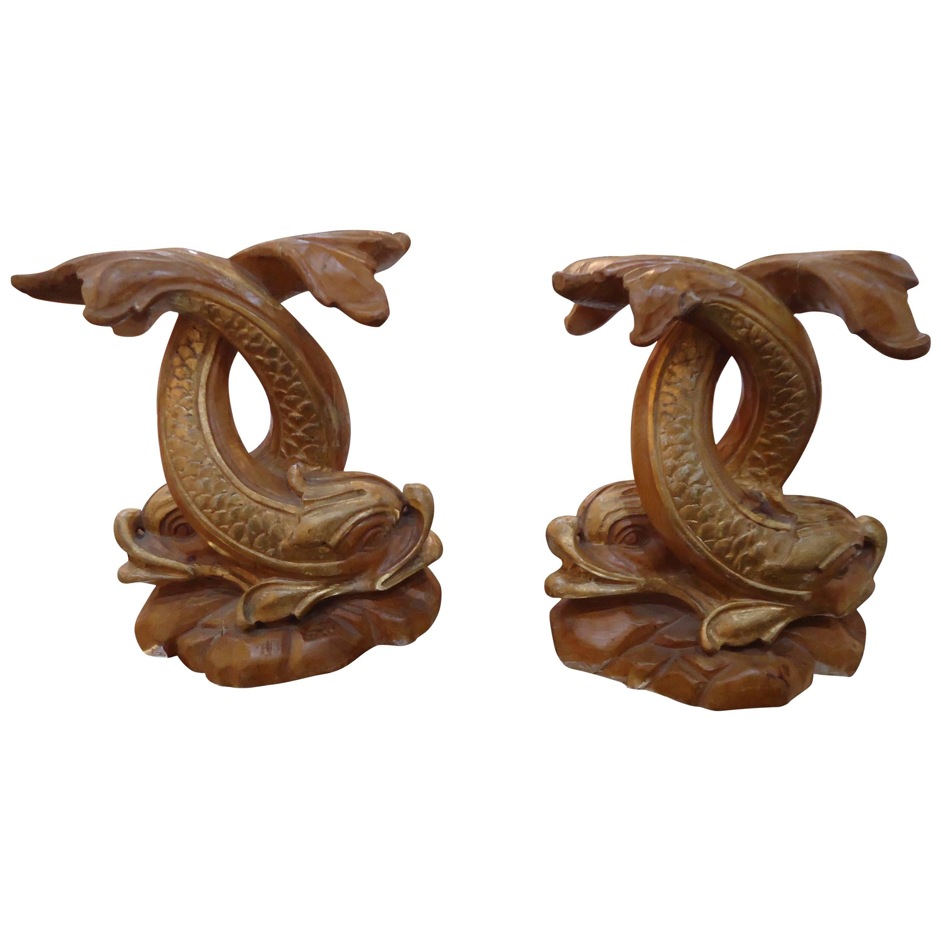 Estupenda pareja de estatuas de delfines de estilo chino talladas en madera dorada