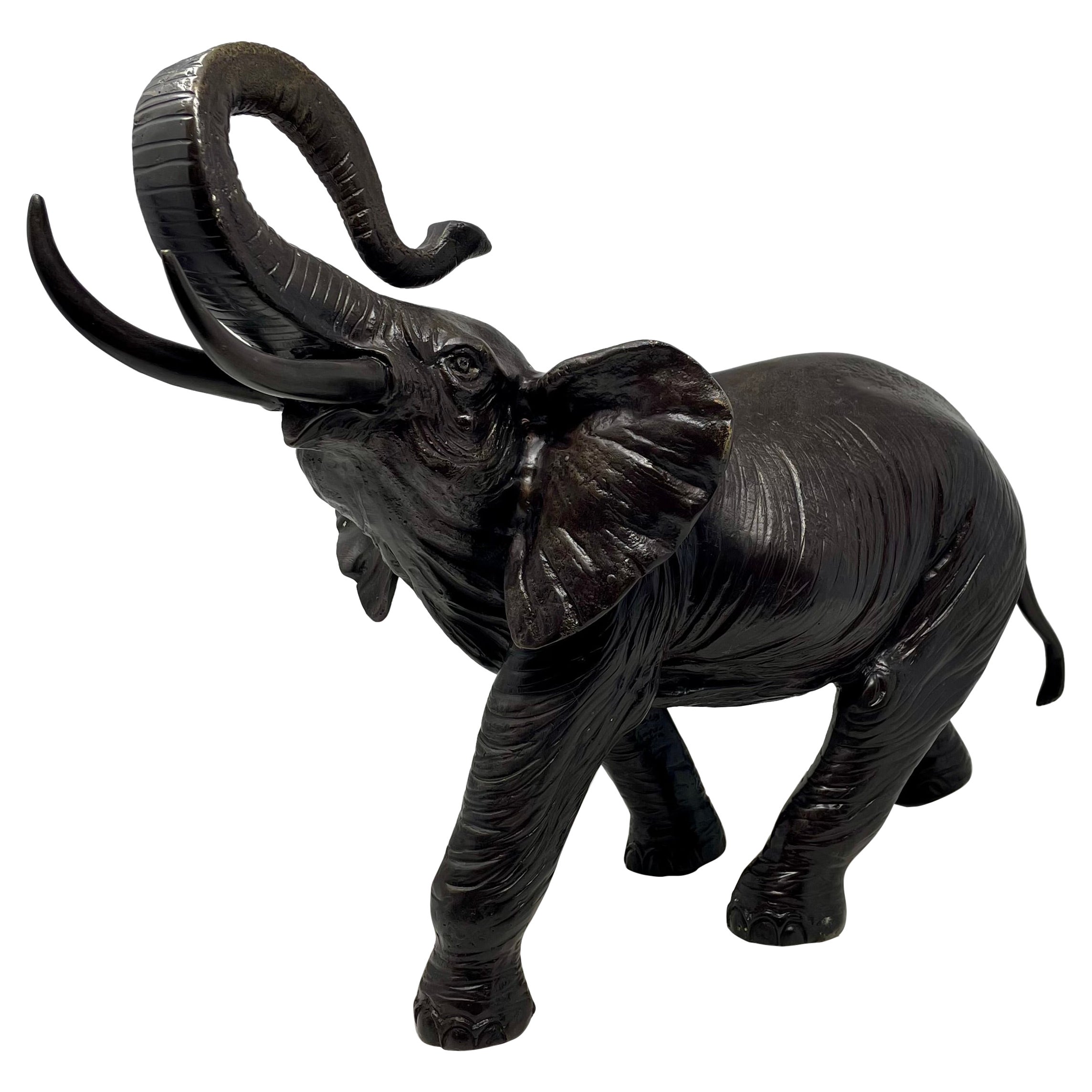 Estatua antigua de elefante de bronce fundido del siglo XX.