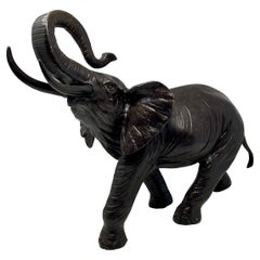 Estatua antigua de elefante de bronce fundido del siglo XX.