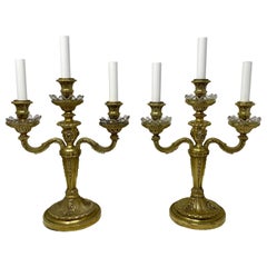 Coppia di candelabri francesi in bronzo dorato e cristallo, circa 1885.
