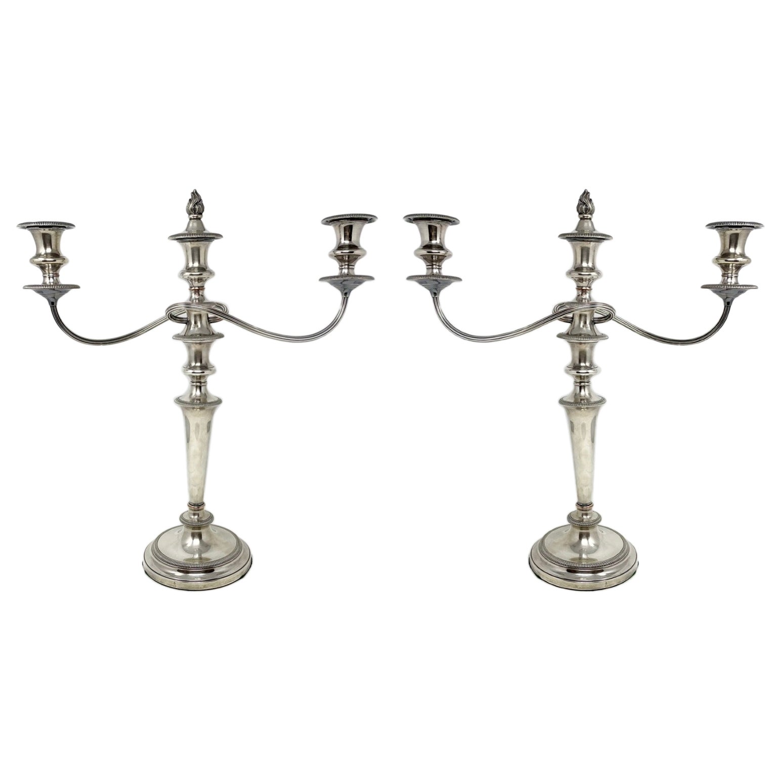 Pareja de candelabros convertibles antiguos ingleses de plata de Sheffield con apagavelas.
