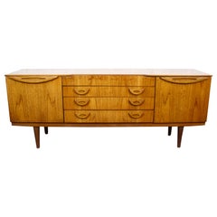 Aparador inglés vintage de teca de mediados de siglo by Beautility Furniture