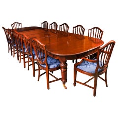 Antigua mesa de comedor extensible de caoba flameada y 12 sillas S. XIX