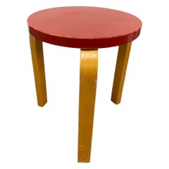 Tabouret à 3 pieds iconique Alvar Aalto, modèle 60, peinture rouge et bouleau, Artek, années 1940