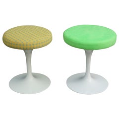 Ein Paar drehbare Hocker mit gemischter Polsterung von Eero Saarinen Tulpen von Knoll Studio