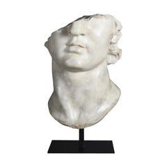 Scultura di una testa di Apollo in stile ellenistico, XXI secolo.