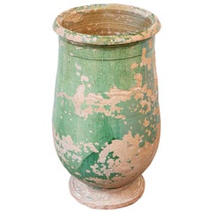Jarra oblonga de terracota esmaltada en verde de la época provincial francesa de 1880 con pátina envejecida