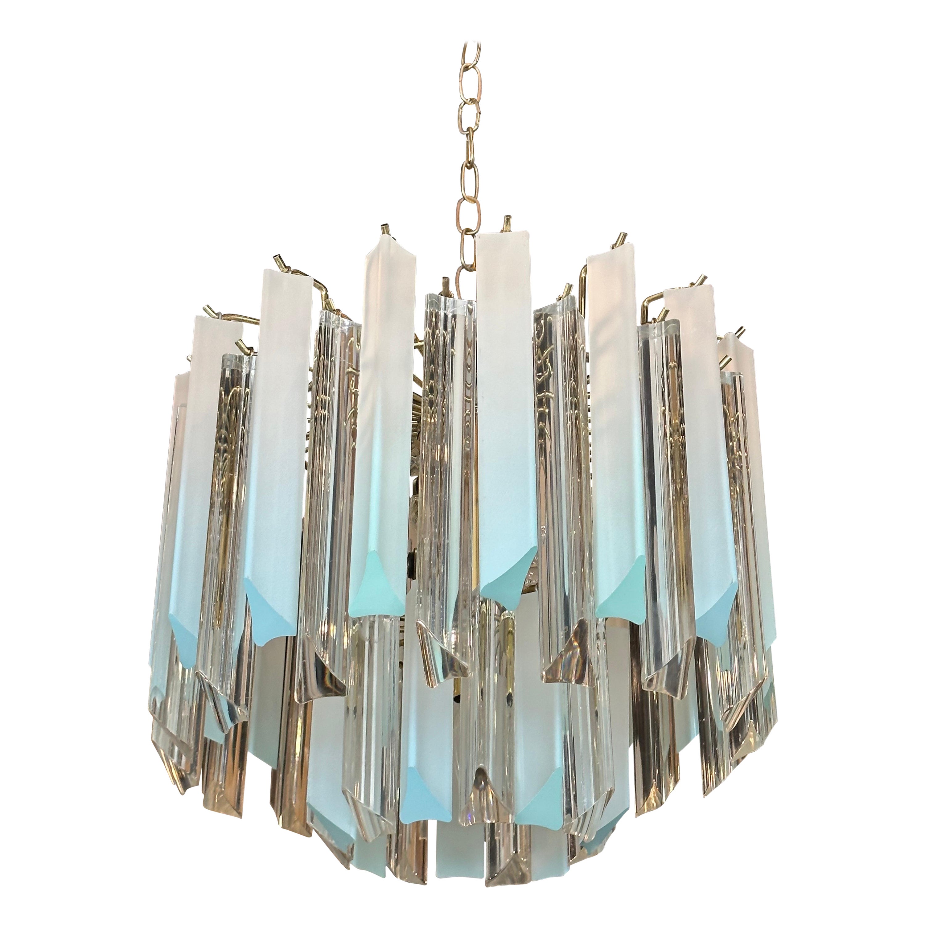 Lampadario vintage a 11 luci a prisma in lucite blu acqua, ottone a due livelli