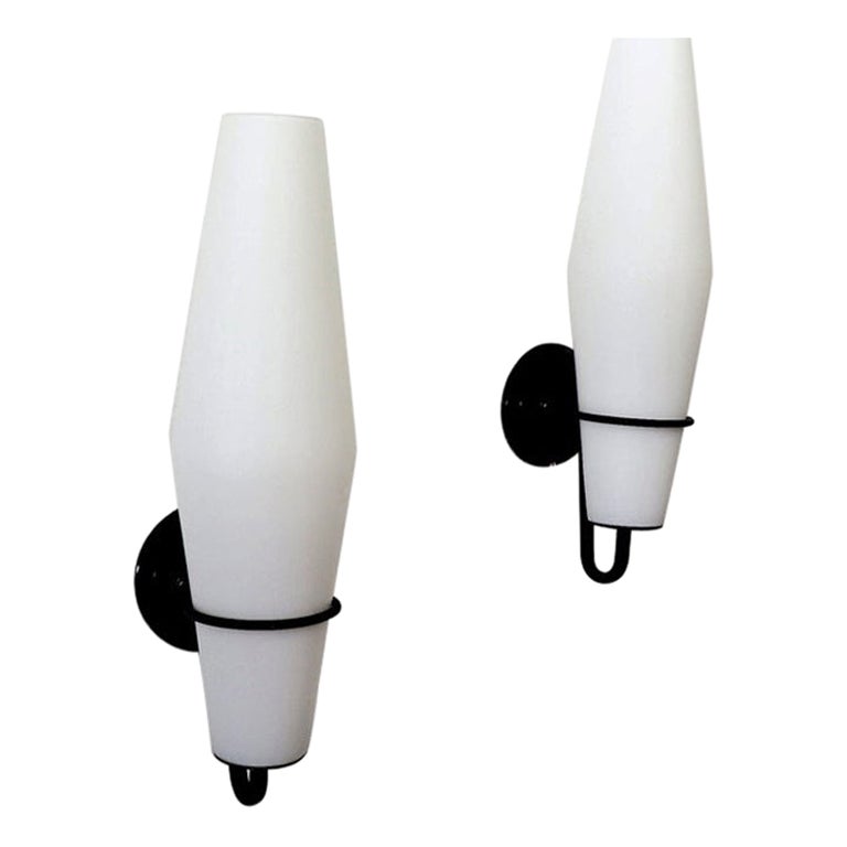 Einzelner Wandleuchter aus Philips Milchglas und schwarz emailliertem Metall