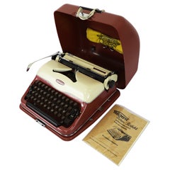 Máquina de escribir portátil modelo Gabriele de la marca Triumph de los años 50