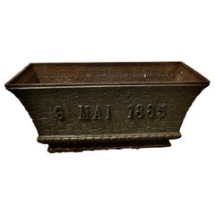 Jardinière en fonte datée du 6 mai 1885  Une superbe pièce tissée en faux panier