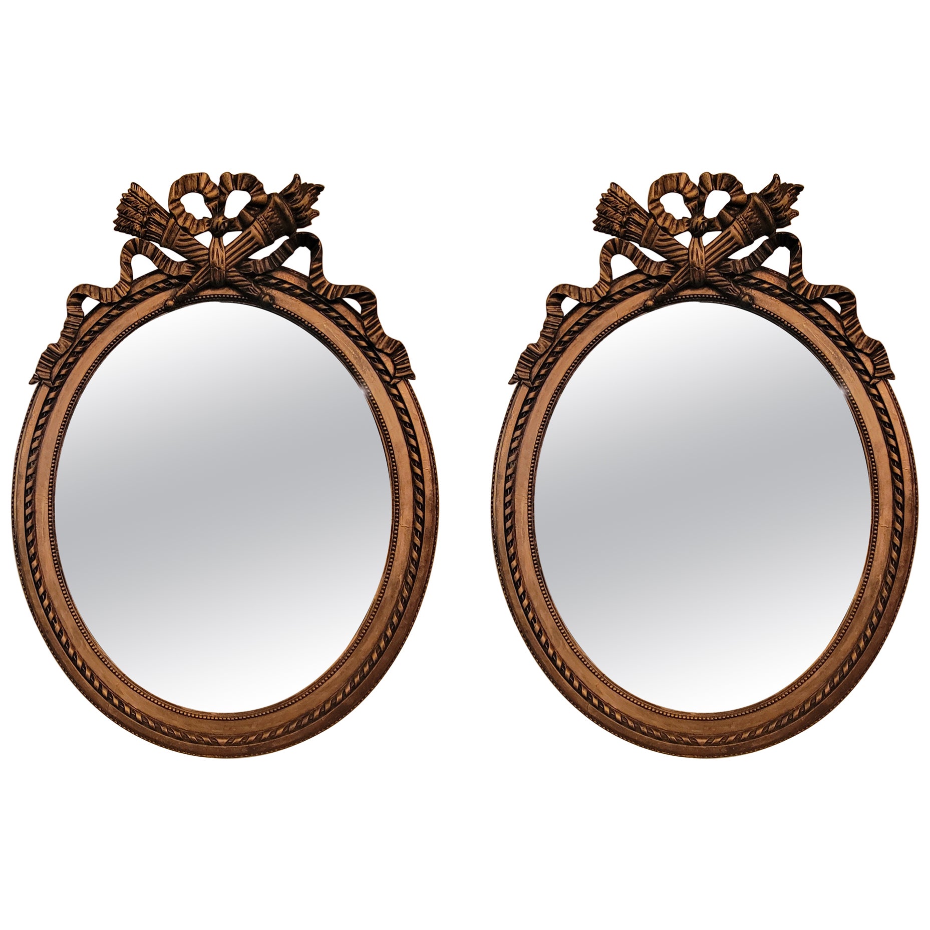 Paire de miroirs ovales français anciens en feuilles d'or, vers 1885-1895.