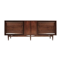 Moderne Nussbaum-Credenza aus der Mitte des Jahrhunderts, ca. 1950