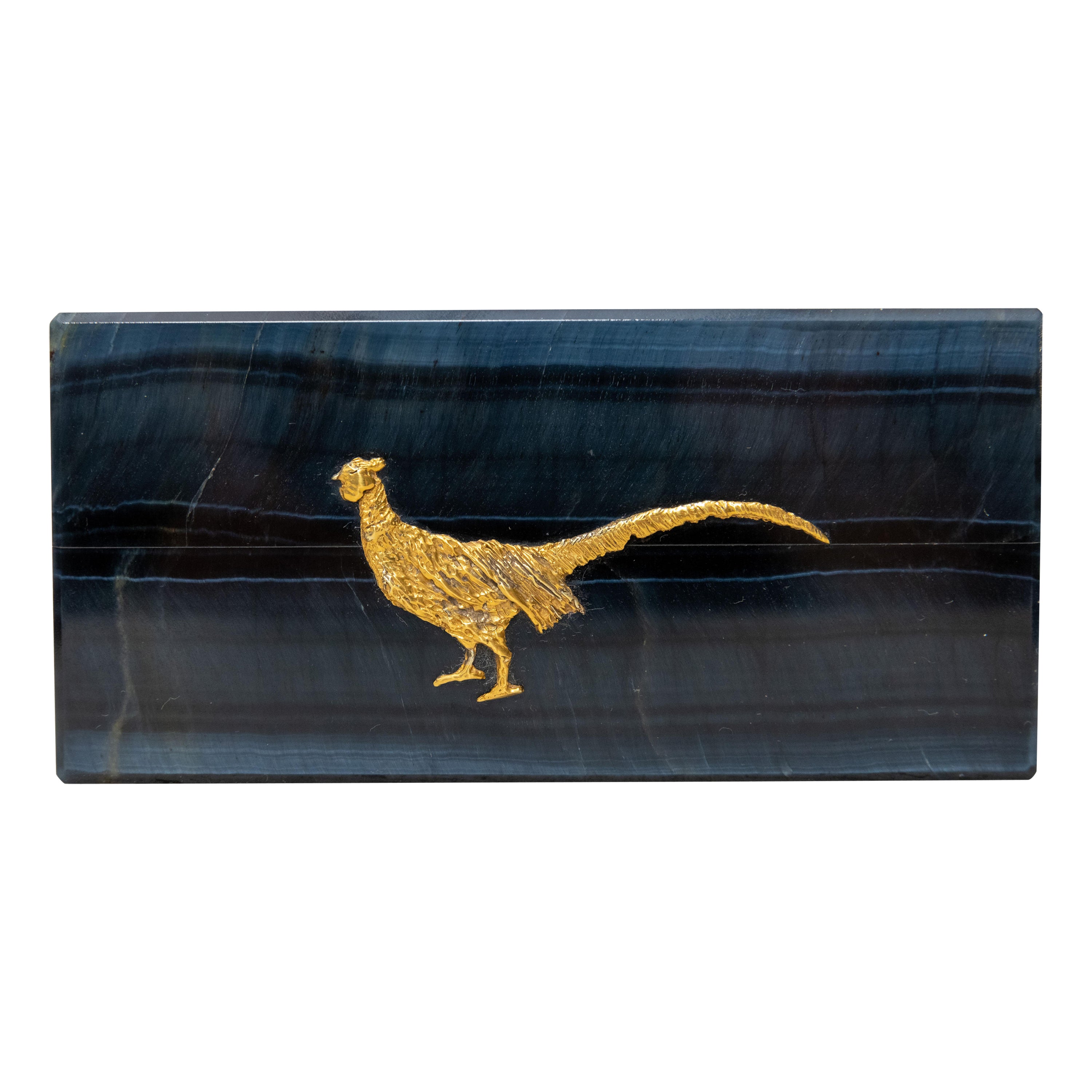 Questa squisita scatola rettangolare è realizzata in quarzo blu occhio di gatto, con l'interno e la base in quarzo chiaro. Il coperchio è splendidamente intarsiato con un fagiano, probabilmente in argento dorato, che aggiunge un tocco elegante a