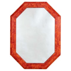 Miroir octogonal italien du milieu du 20e siècle laqué en coquillage de couleur corail