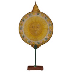 Segno processionale tibetano del XIX secolo raffigurante un sole giallo, montato su cavalletto
