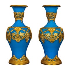 Coppia di vasi opalini in cristallo celeste Baccarat con montatura in ormolu del XIX secolo
