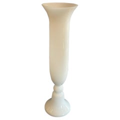 Maravilloso Jarrón de pie de cristal artístico italiano de Murano de mediados de siglo, blanco opalino y lechoso