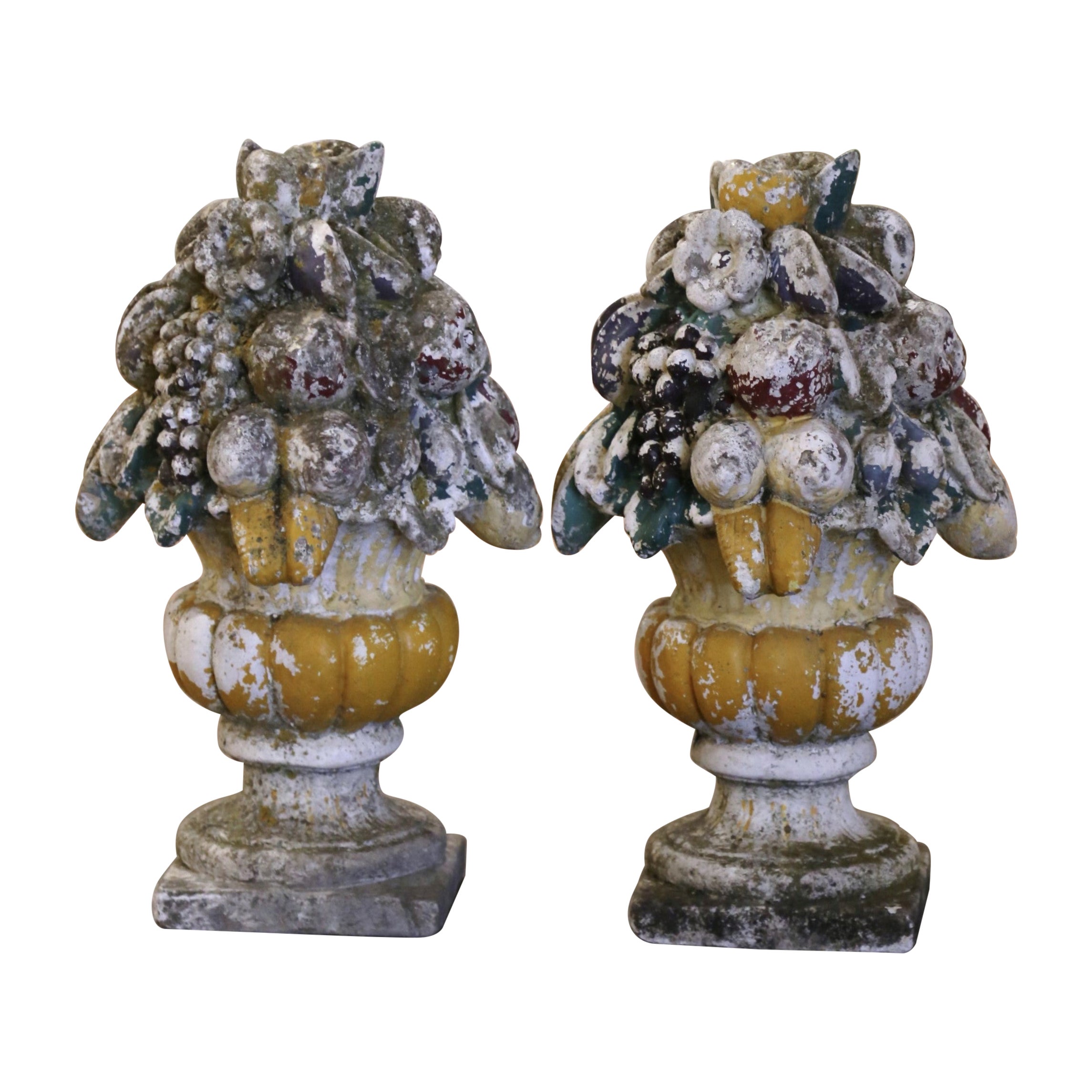 Paire de vases d'extérieur du 19e siècle, sculptés et patinés par les intempéries, avec décor de fruits