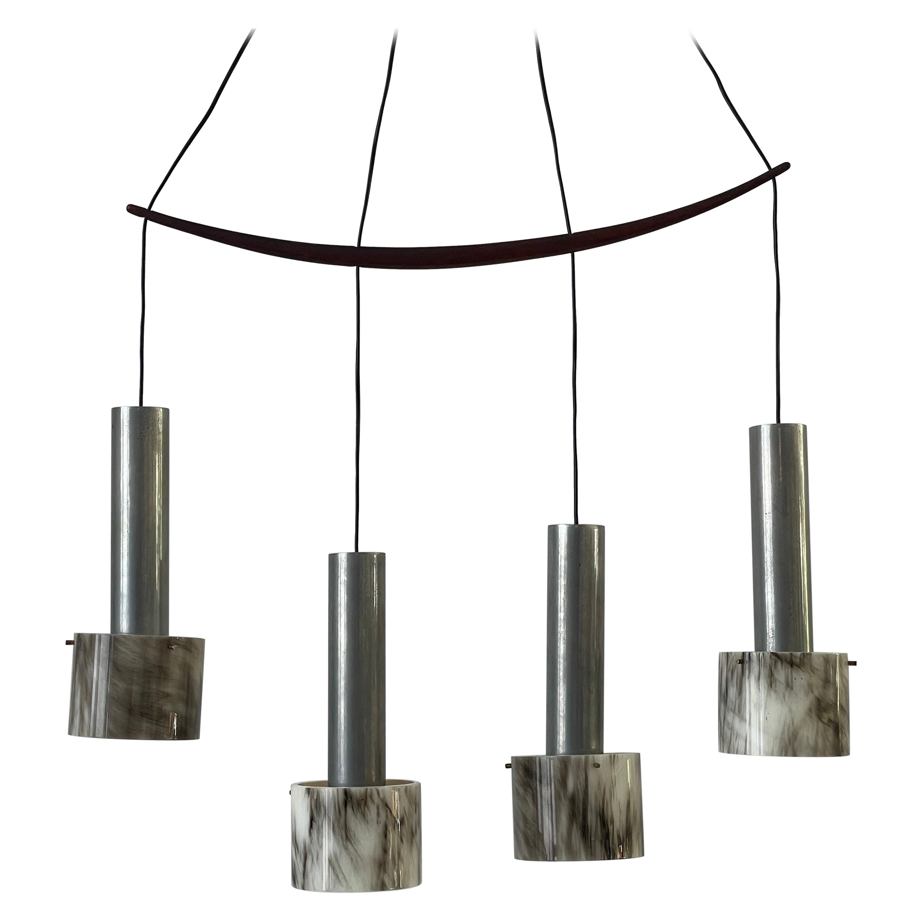 Kronleuchter aus Plexiglas und Metall mit vier Schirmen und Teakholzstange, 1960er Jahre, Italien im Angebot